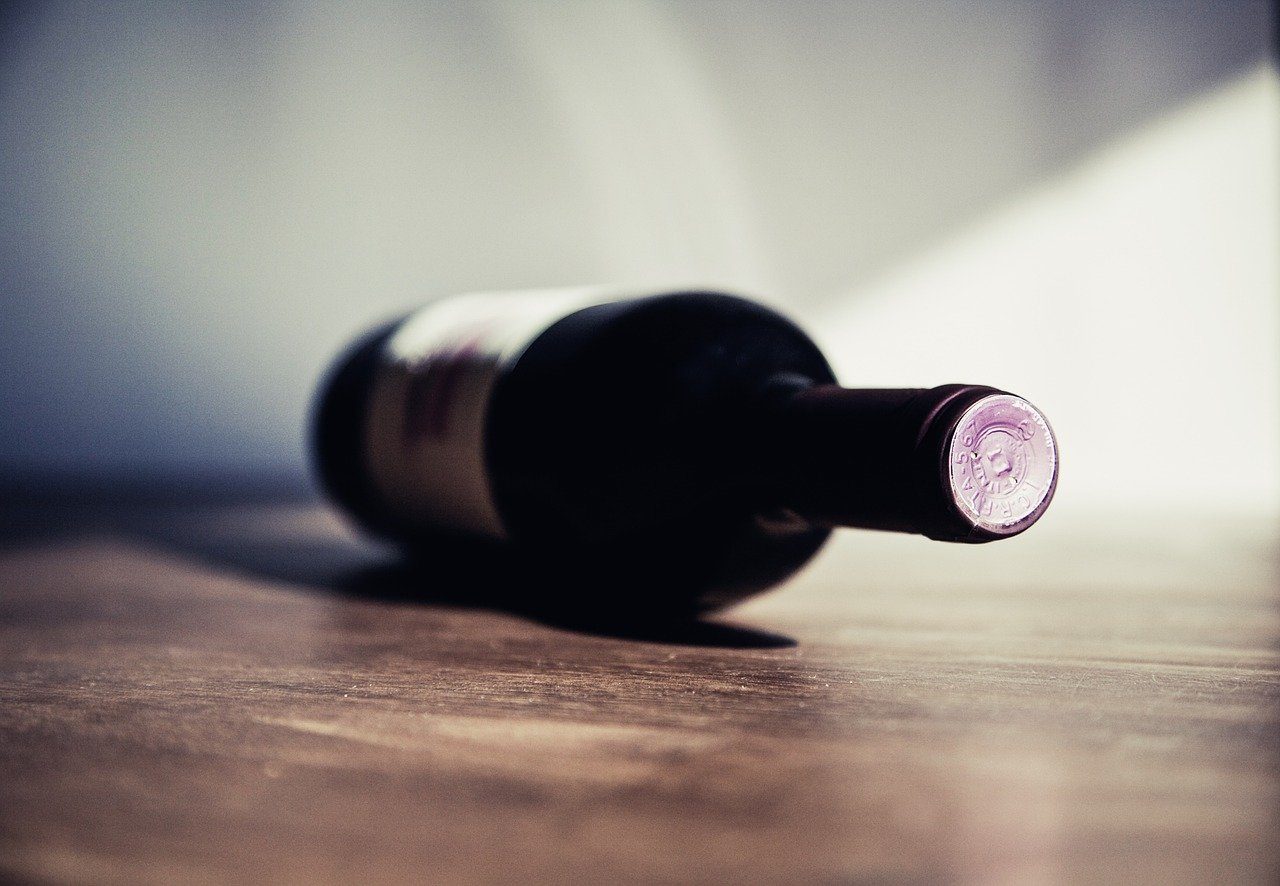 5 Signs Your Loved One is Suffering from an Alcohol Use Disorder